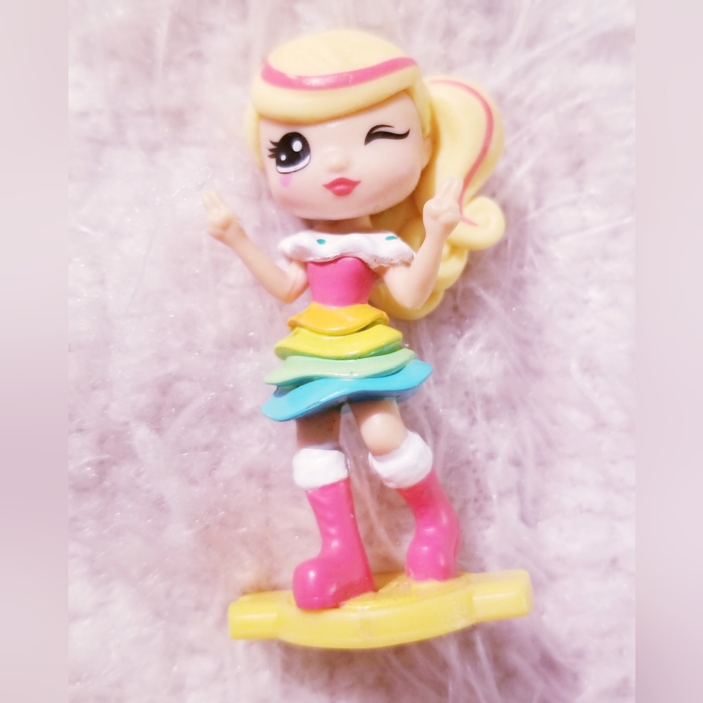 2010 Spin Master Party Pop Teenies Figure Rainbow Fancy Dress Red Boots 2.25"